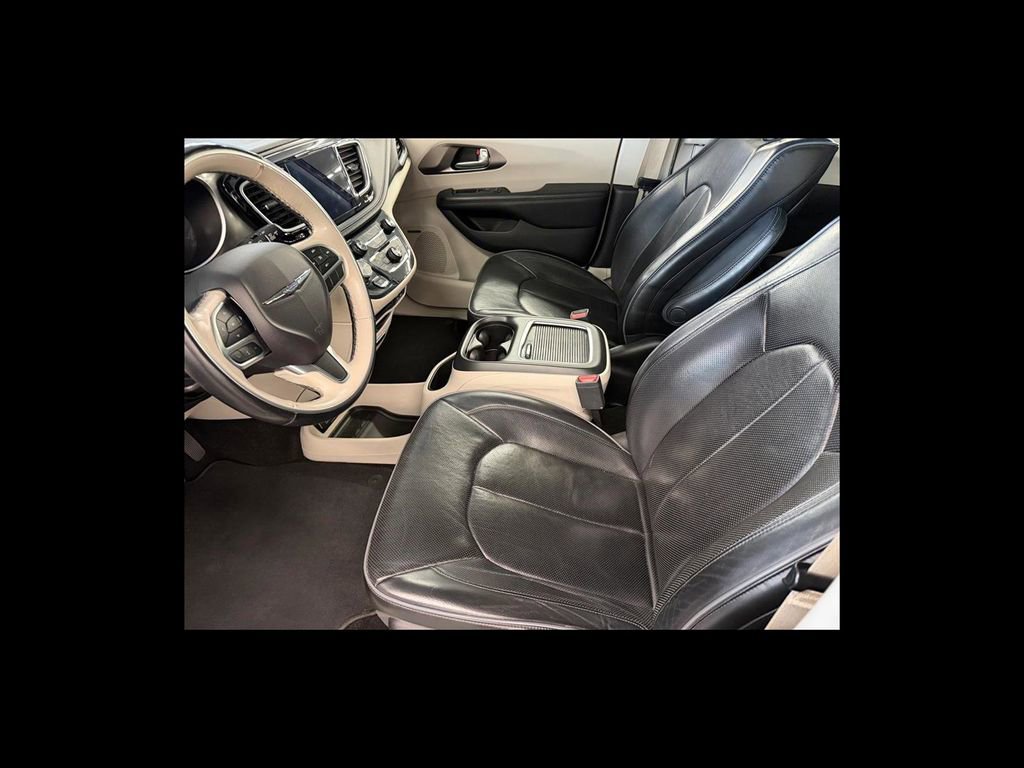 Used 2018 Chrysler Pacifica Limited w/ Tire & Wheel Group FWD image 11