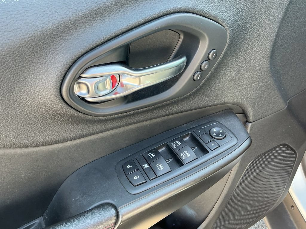 Used 2020 Jeep Cherokee Trailhawk AWD/4WD image 17