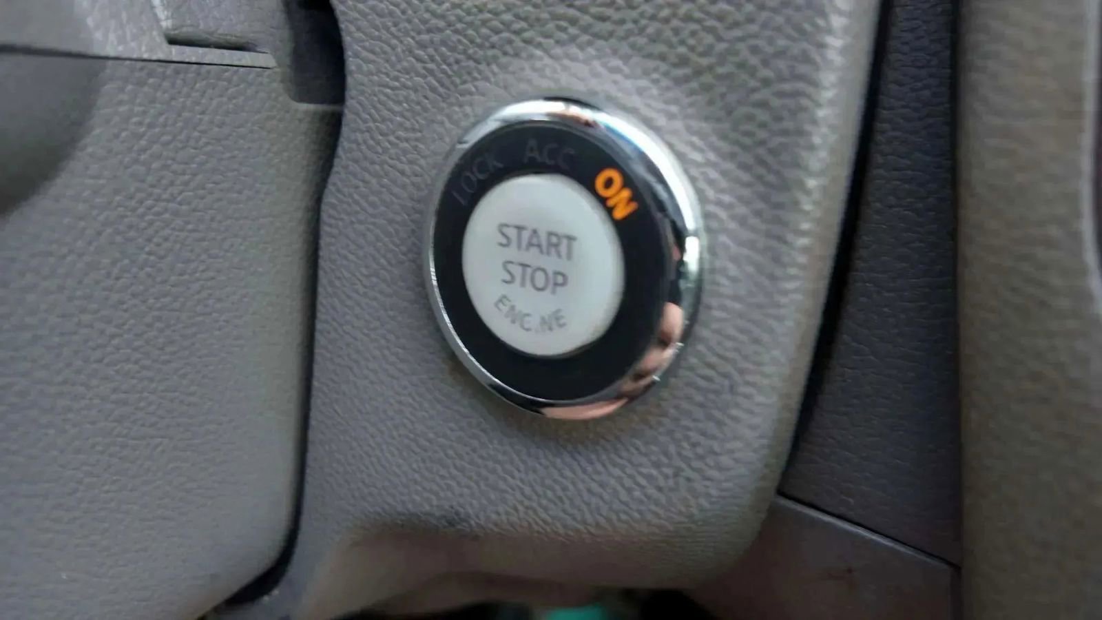 Used 2015 INFINITI Q40 w/ Moonroof Package image 16