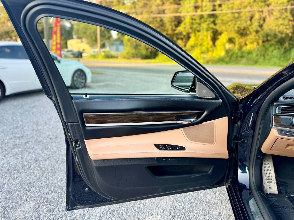 Used 2015 BMW 750i xDrive image 7