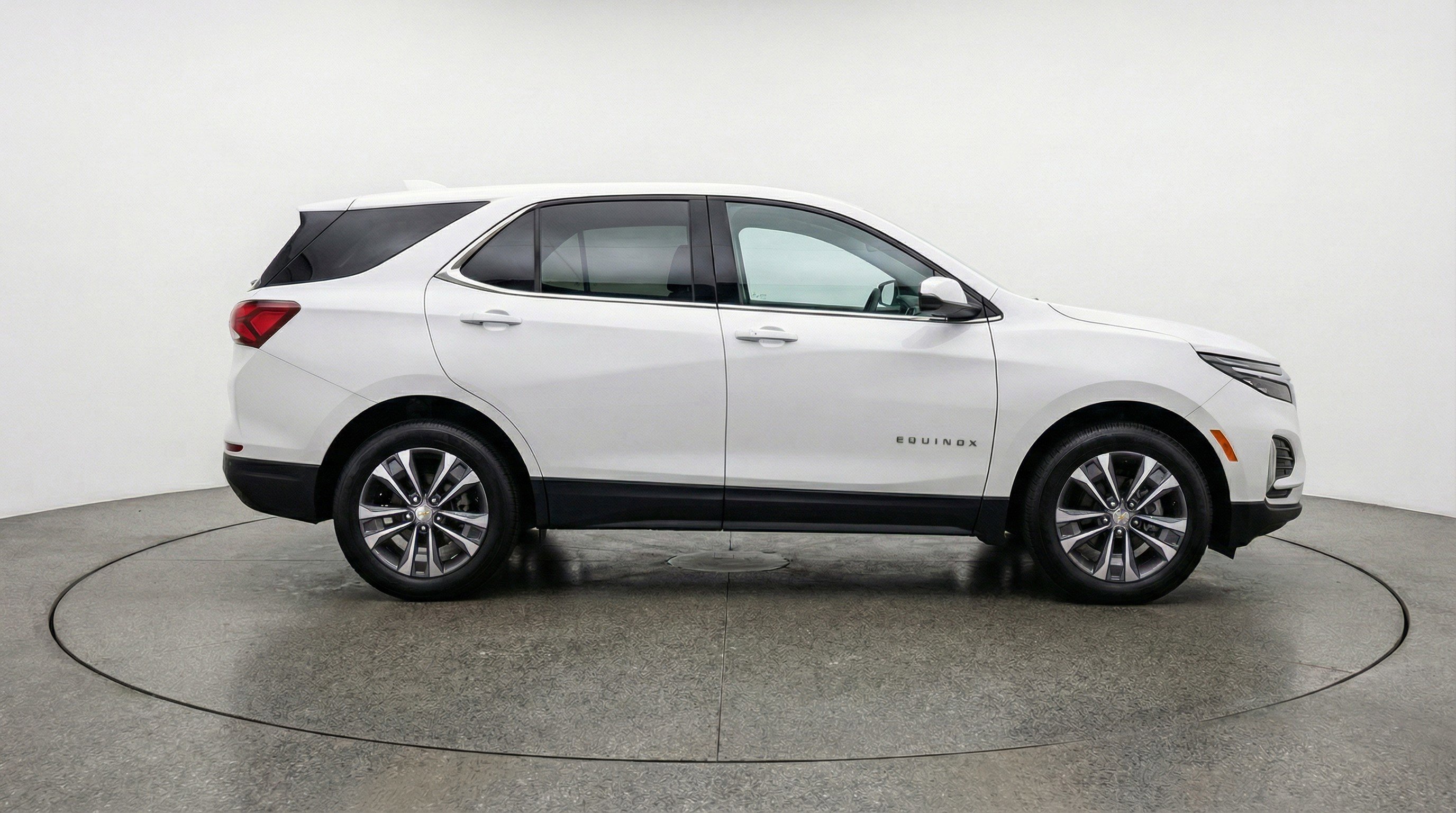 Used 2025 Chevrolet Equinox LT FWD image 11