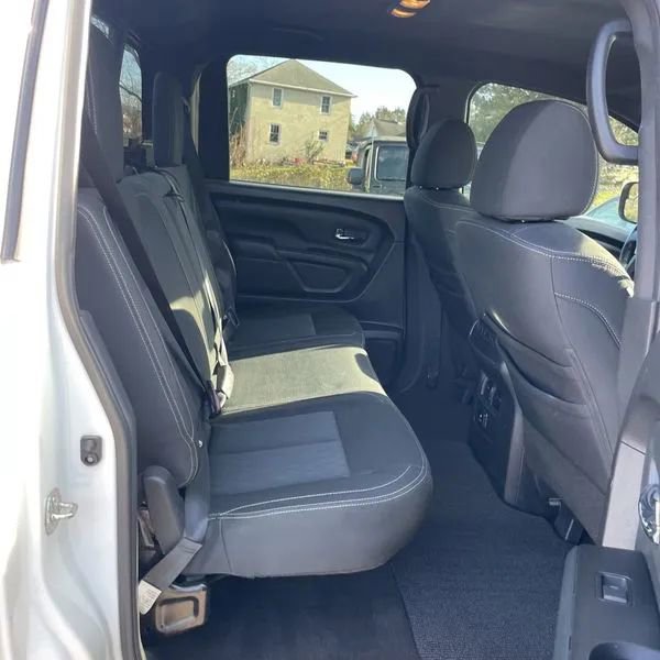 Used 2018 Nissan Titan SV w/ SV Convenience Package image 13