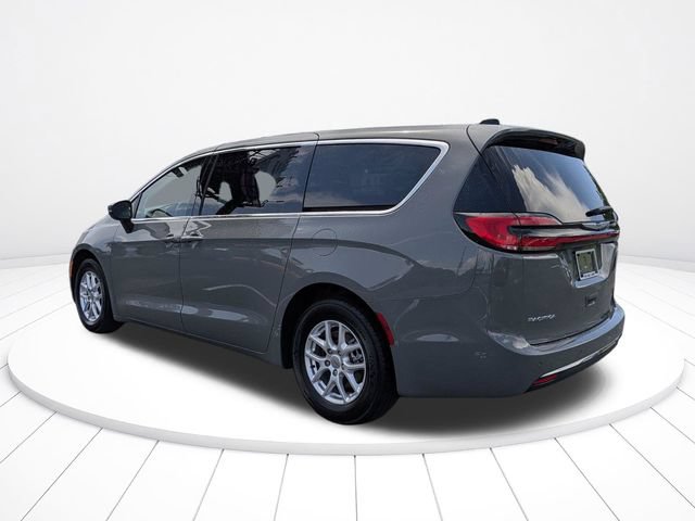 Used 2023 Chrysler Pacifica Touring-L FWD image 5