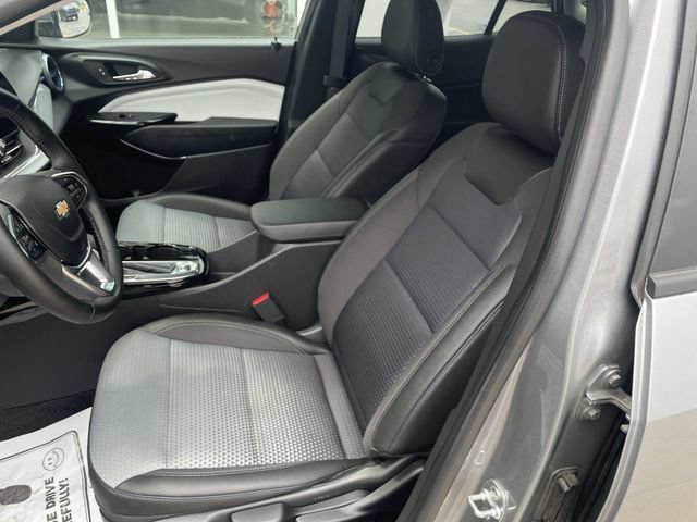 Used 2025 Chevrolet Trax LT w/ LT Convenience Package FWD image 17