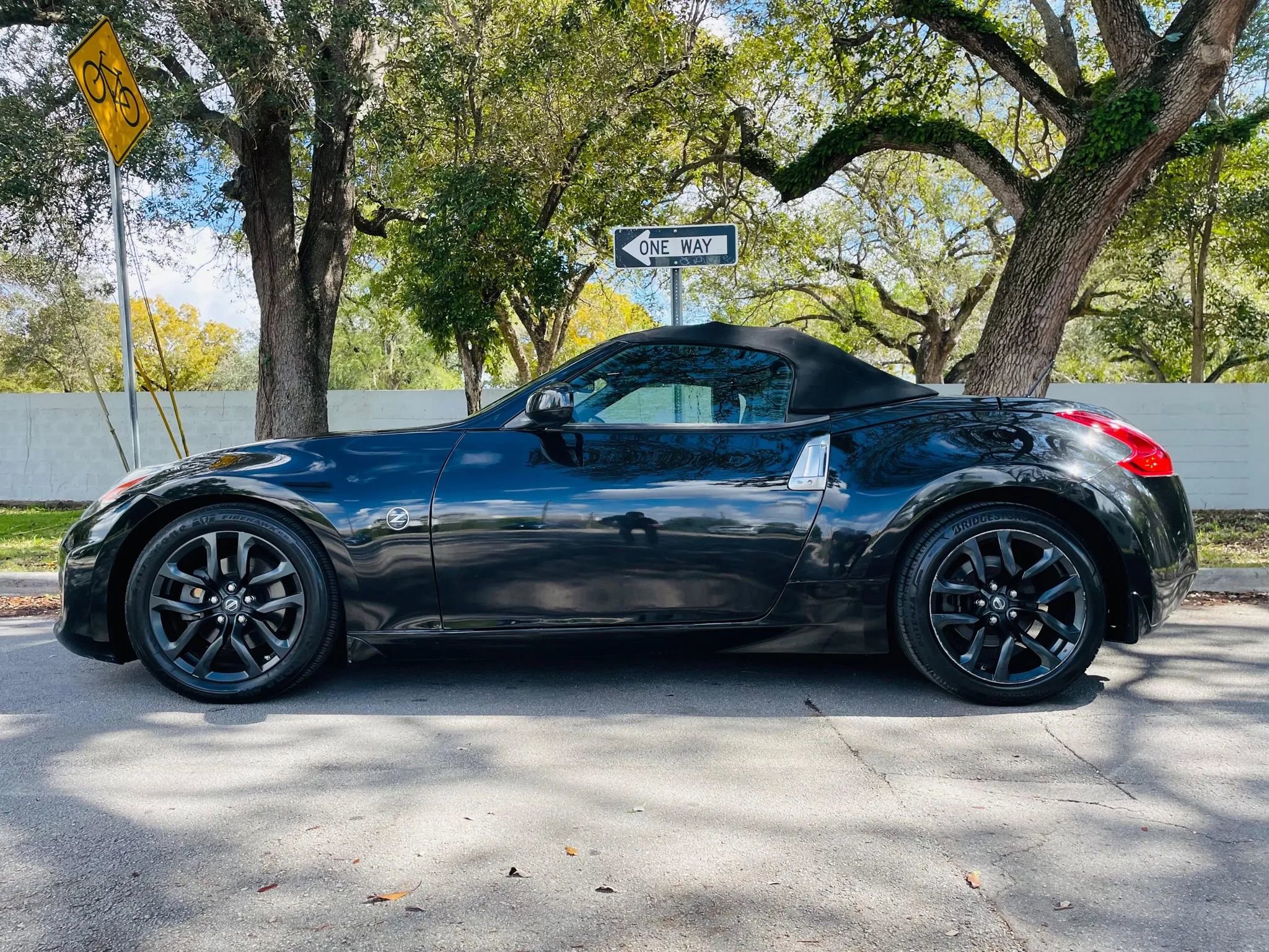 Used 2018 Nissan 370Z Touring image 2
