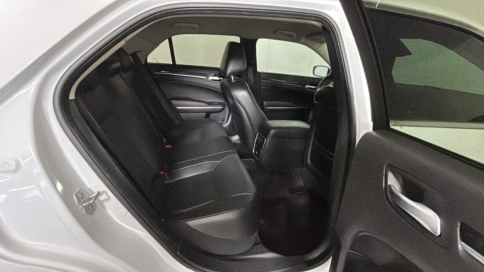 Used 2018 Chrysler 300 Limited AWD/4WD image 33