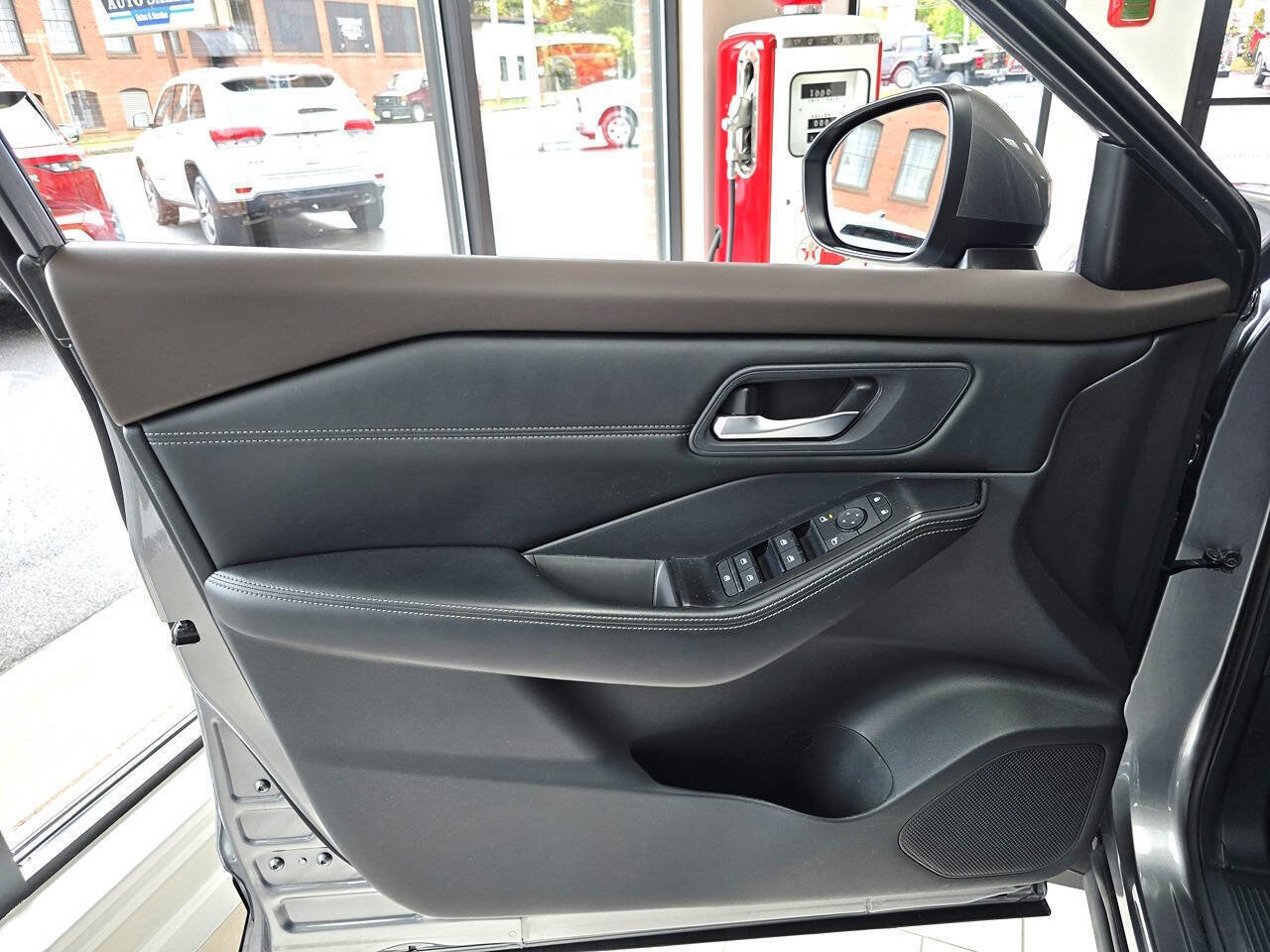 Used 2023 Nissan Rogue SV w/ SV Premium B Package image 20