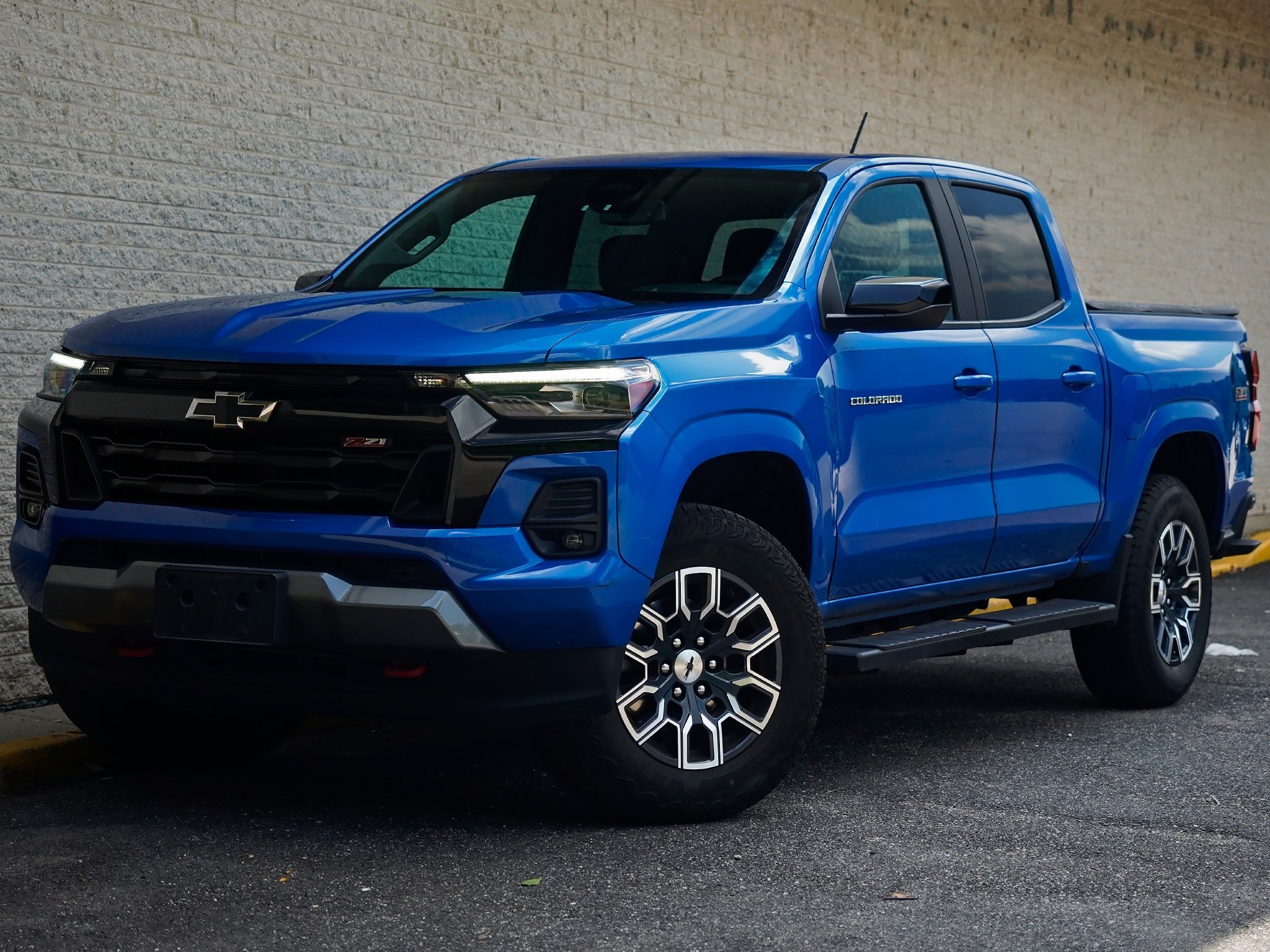 Used 2023 Chevrolet Colorado Z71 w/ Z71 Convenience Package 2 AWD/4WD image 2