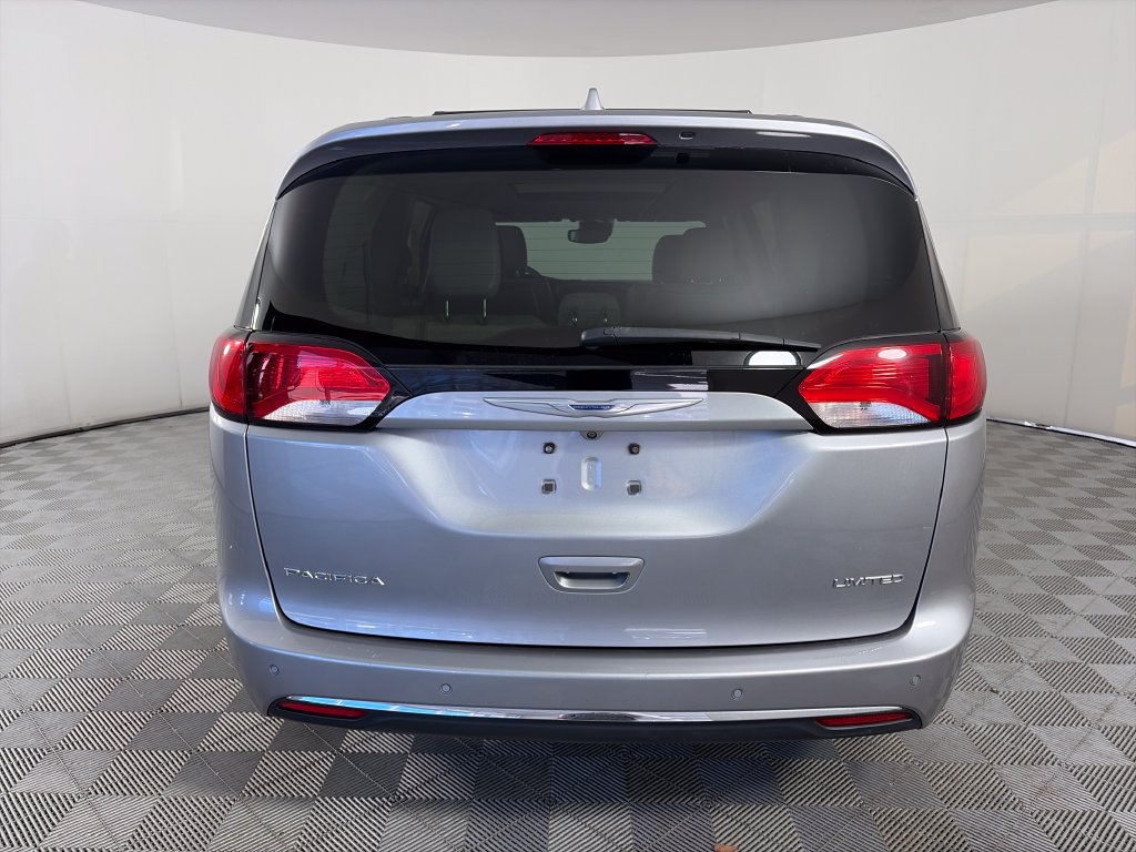 Used 2017 Chrysler Pacifica Limited w/ Advanced Safetytec Group FWD image 6