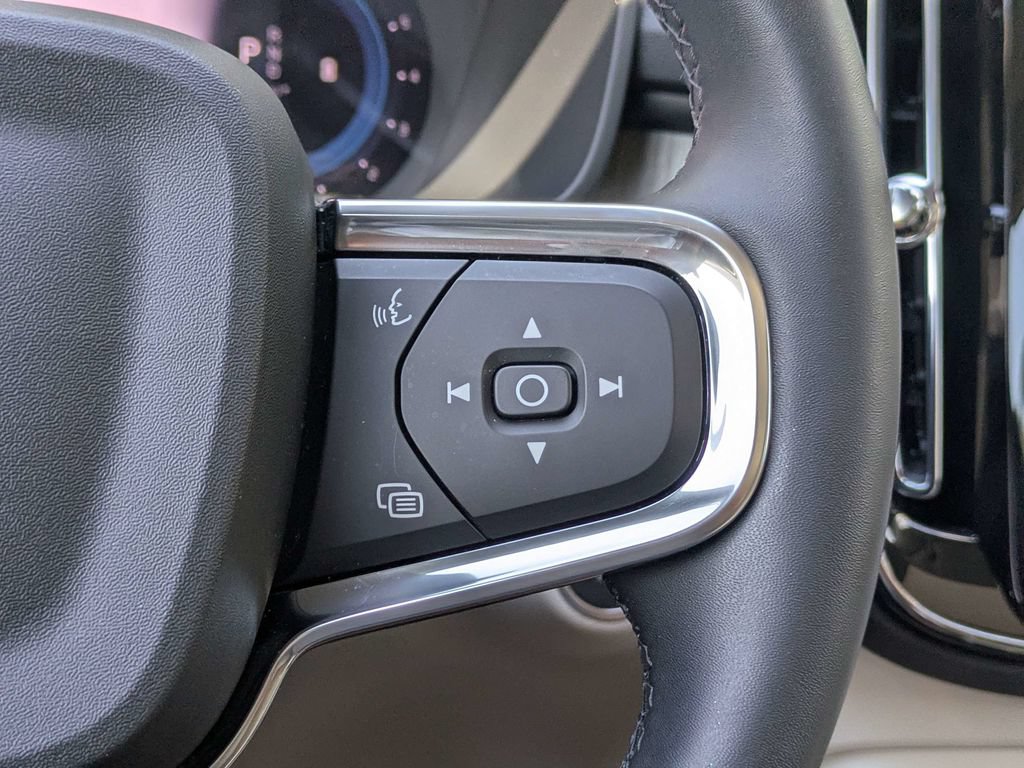 Certified 2025 Volvo XC40 B5 Plus AWD/4WD image 25