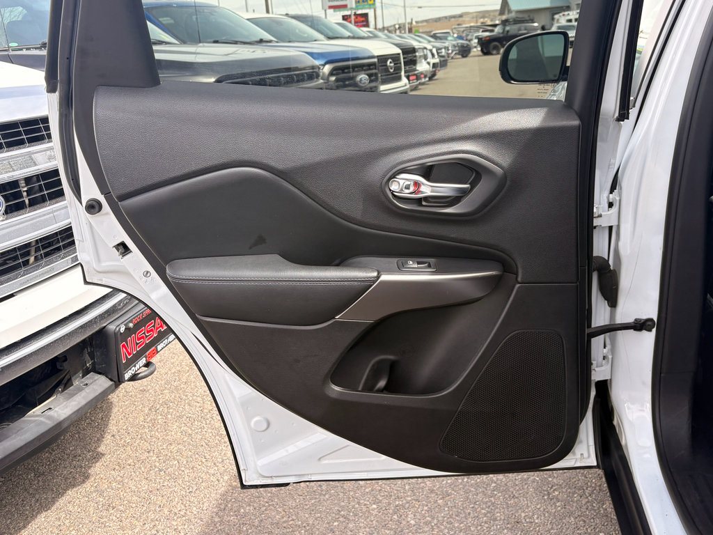 Used 2019 Jeep Cherokee Latitude Plus image 12