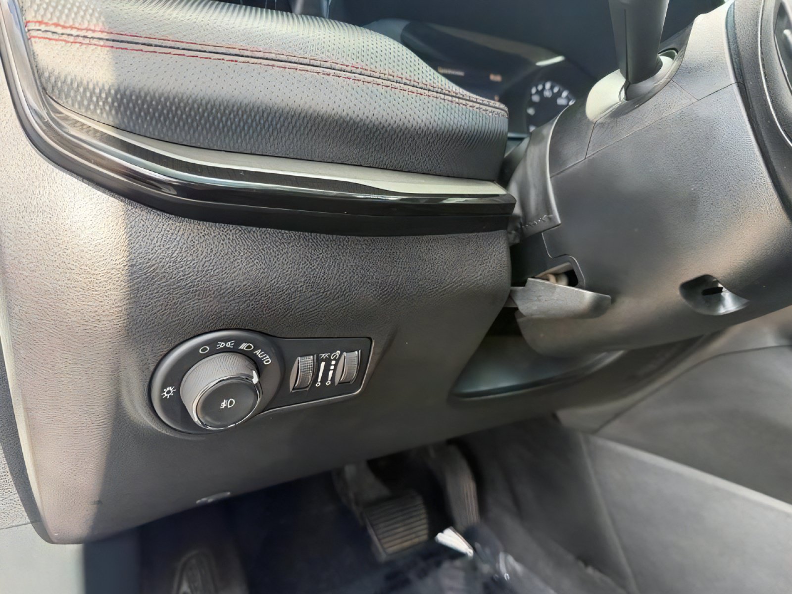 Used 2025 Jeep Compass Trailhawk AWD/4WD image 24