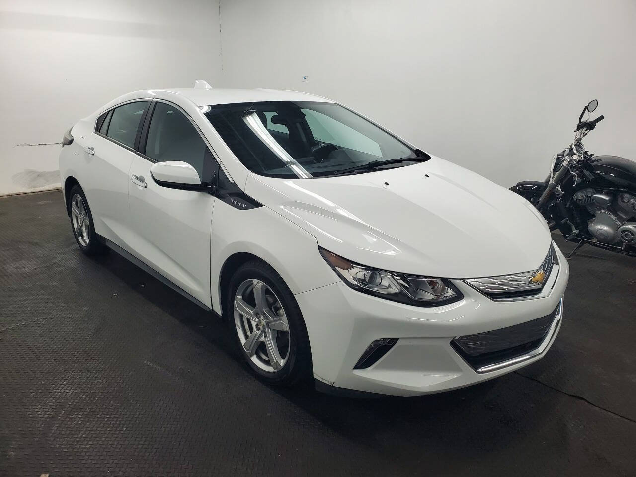 Used 2017 Chevrolet Volt LT FWD image 3