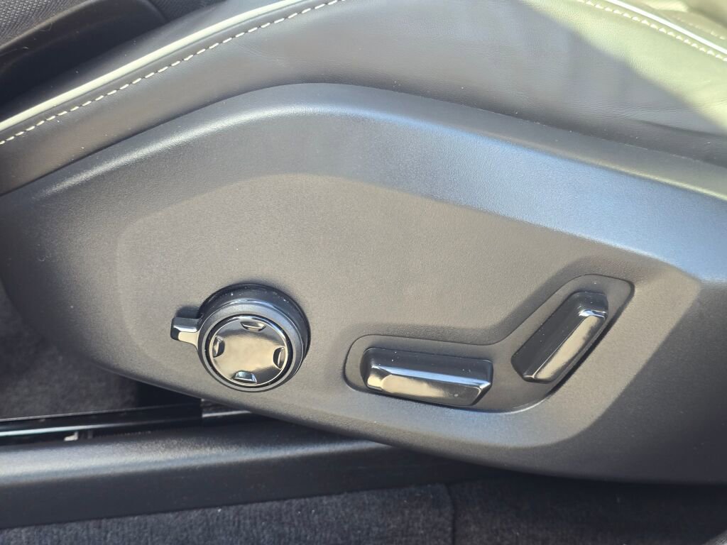 Used 2022 Volvo XC60 T8 R-Design w/ Advanced Package image 36