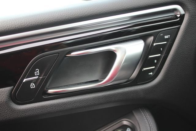 Used 2020 Porsche Macan AWD/4WD image 17