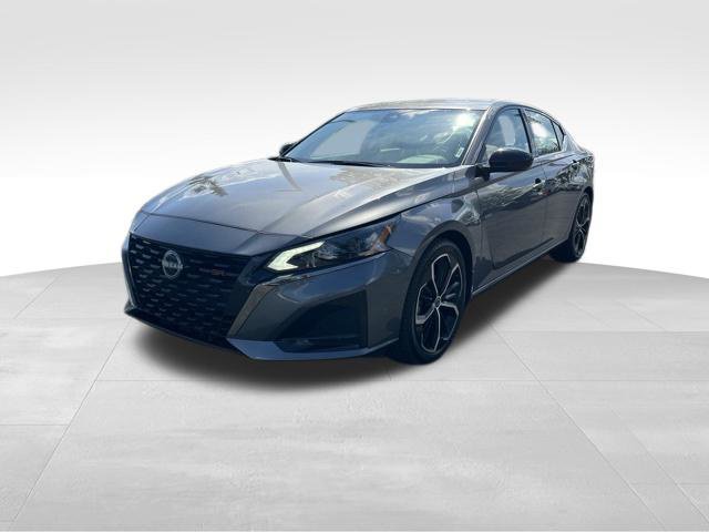 Used 2025 Nissan Altima 2.5 SR w/ SR Premium Package FWD image 3