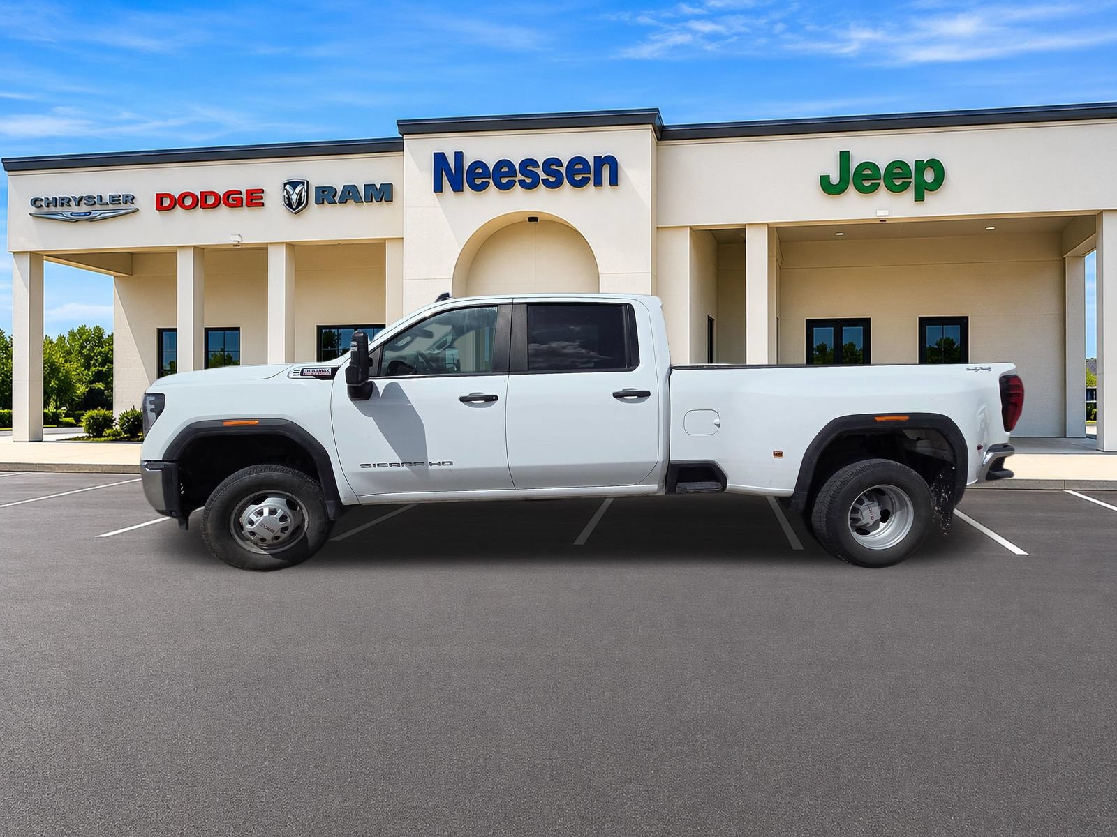 Used 2024 GMC Sierra 3500 Pro AWD/4WD image 4