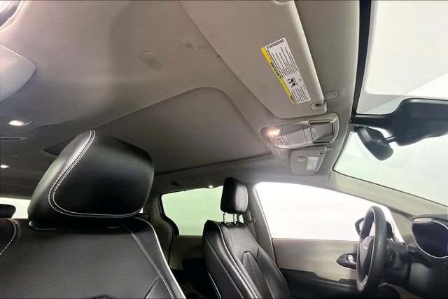 Used 2023 Chrysler Pacifica Limited FWD image 22