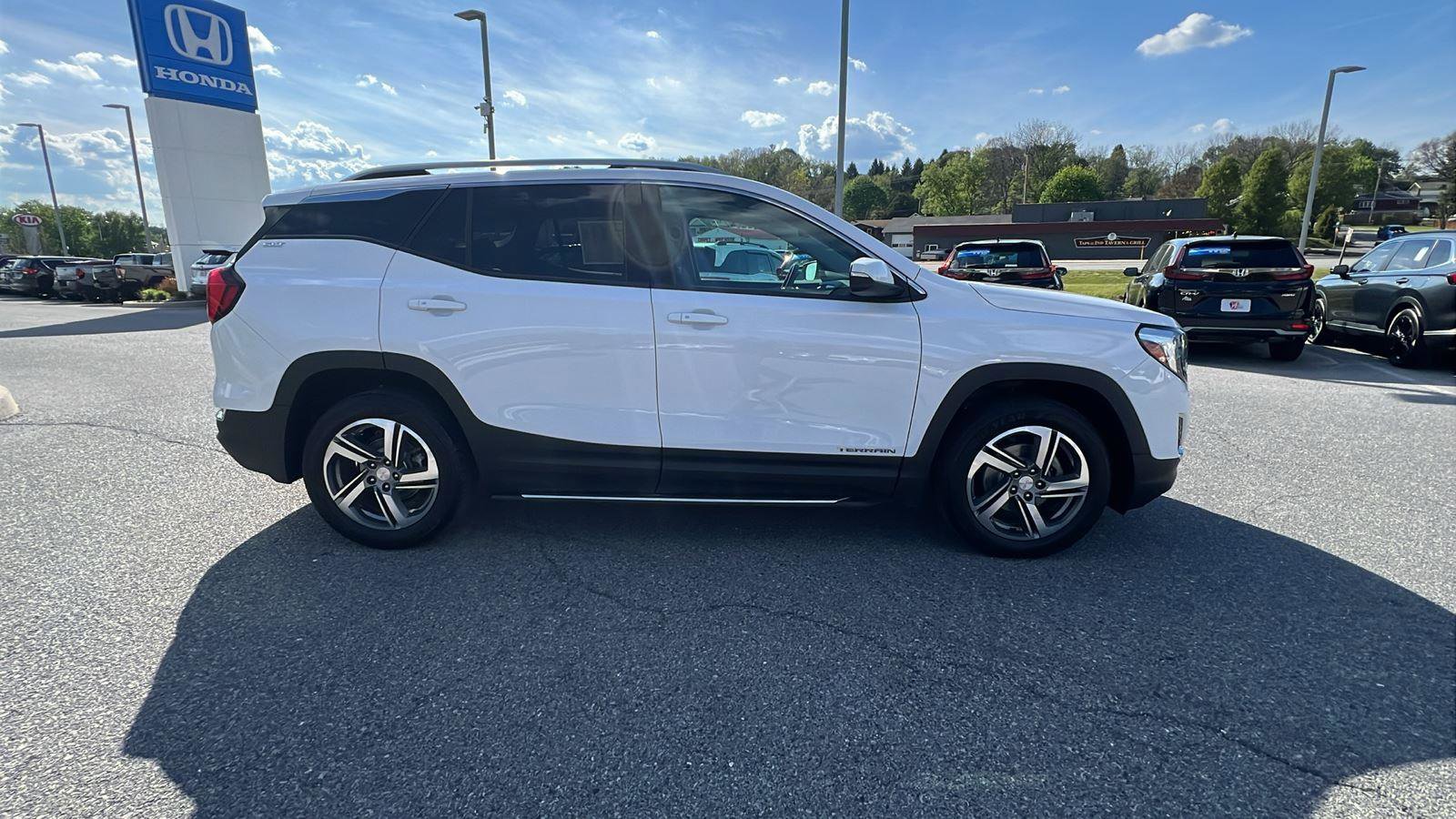 Used 2018 GMC Terrain SLT w/ Infotainment Package II AWD/4WD image 3