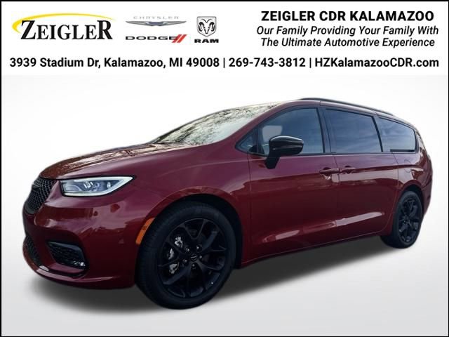 Certified 2025 Chrysler Pacifica Limited image 1