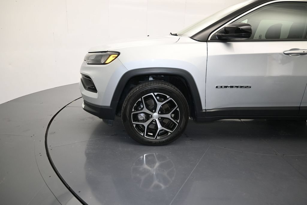 Used 2024 Jeep Compass Limited AWD/4WD image 9