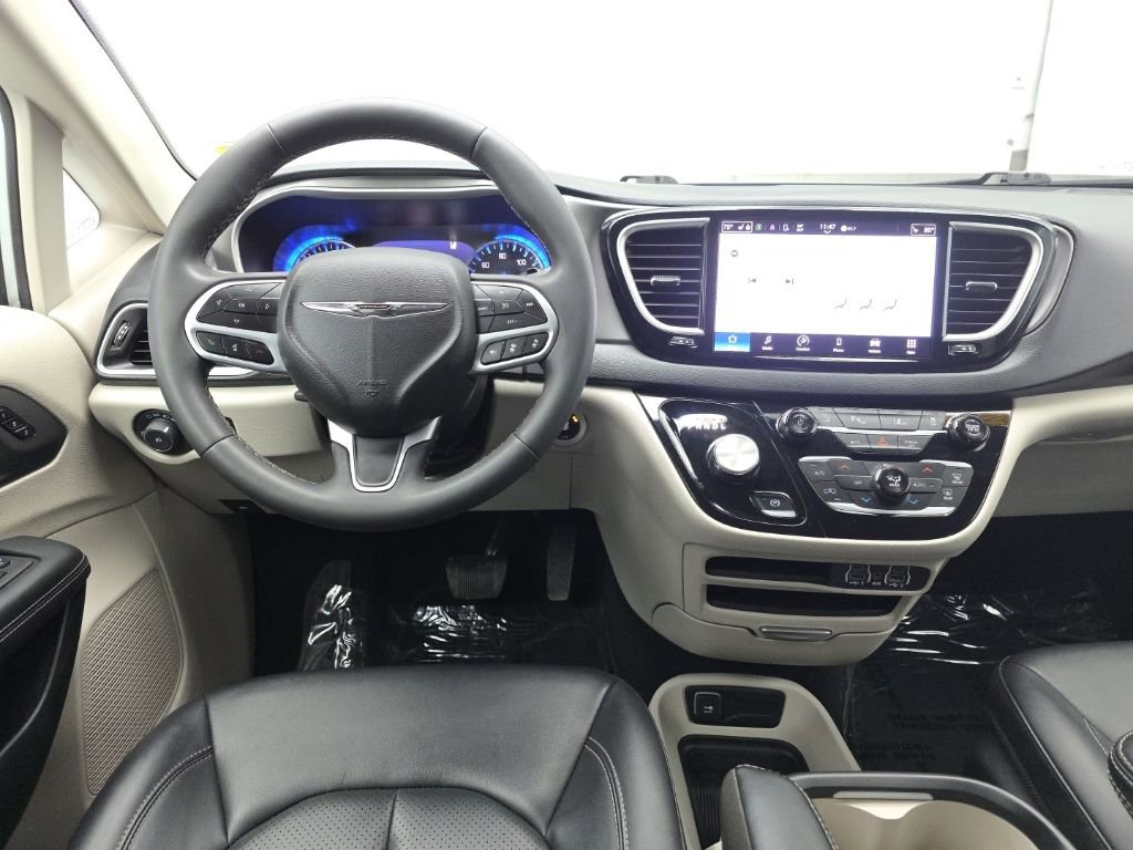 Used 2024 Chrysler Pacifica Touring-L image 17