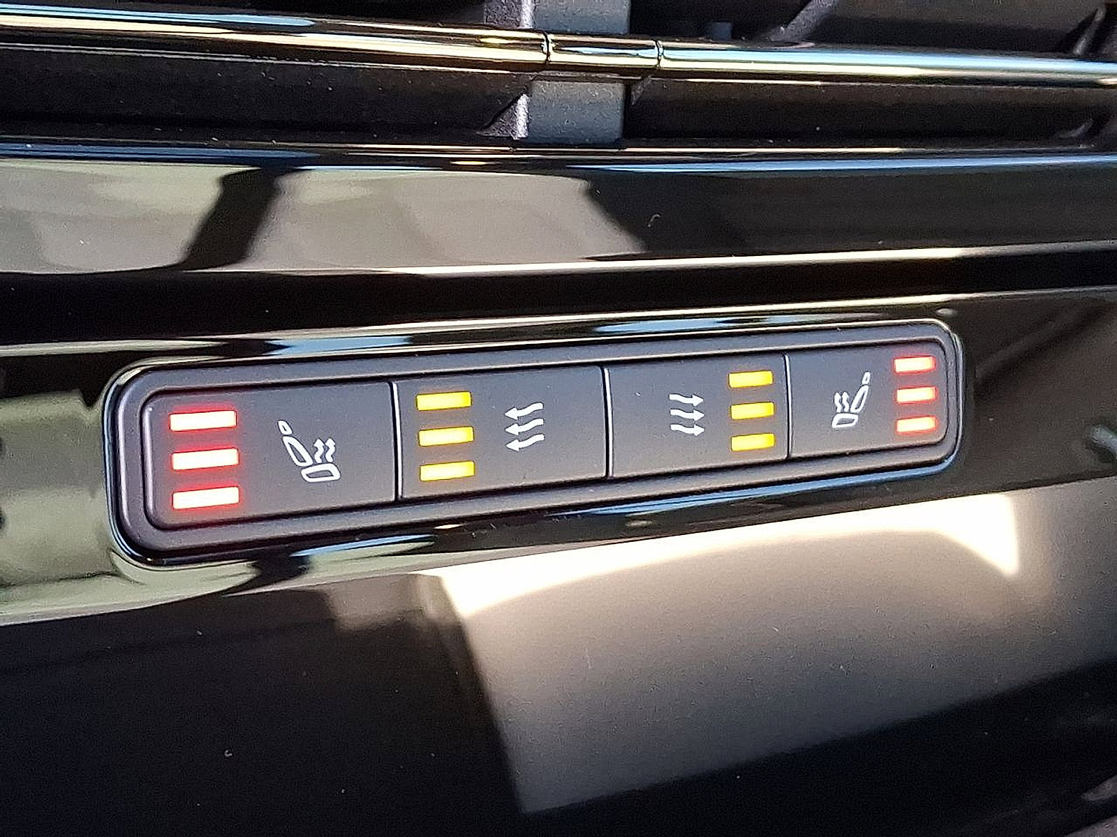 New 2025 Land Rover Range Rover Sport Dynamic SE AWD/4WD image 17