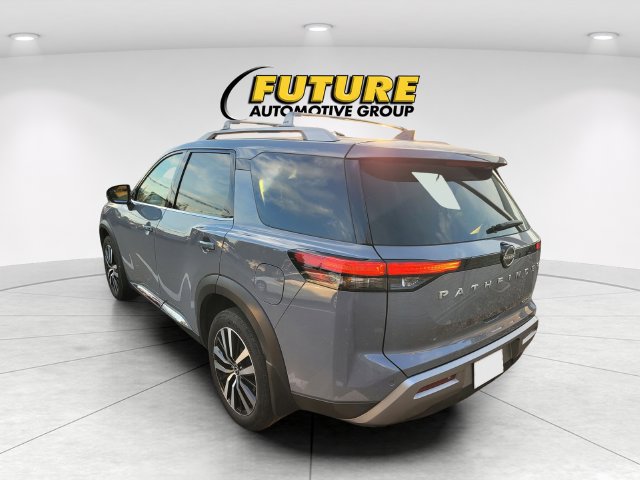 Used 2024 Nissan Pathfinder Platinum w/ Cargo Package FWD image 4