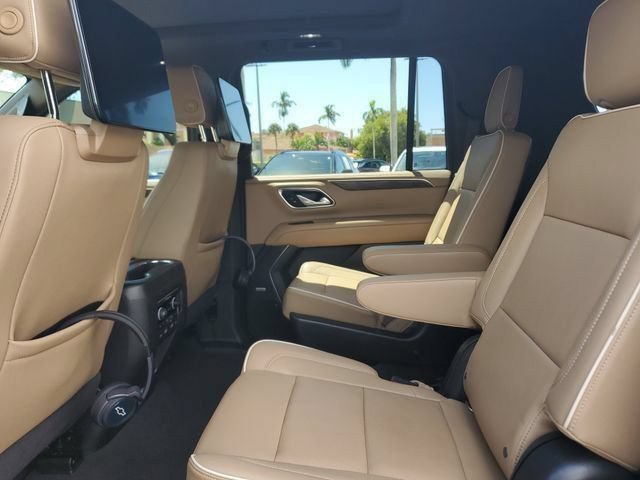 Used 2022 Chevrolet Suburban Premier w/ Premium Package AWD/4WD image 15
