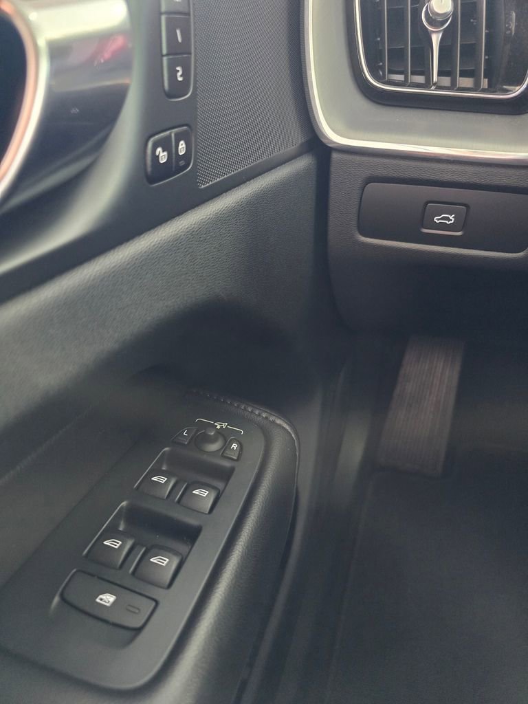 Used 2023 Volvo XC60 B5 Core AWD/4WD image 12