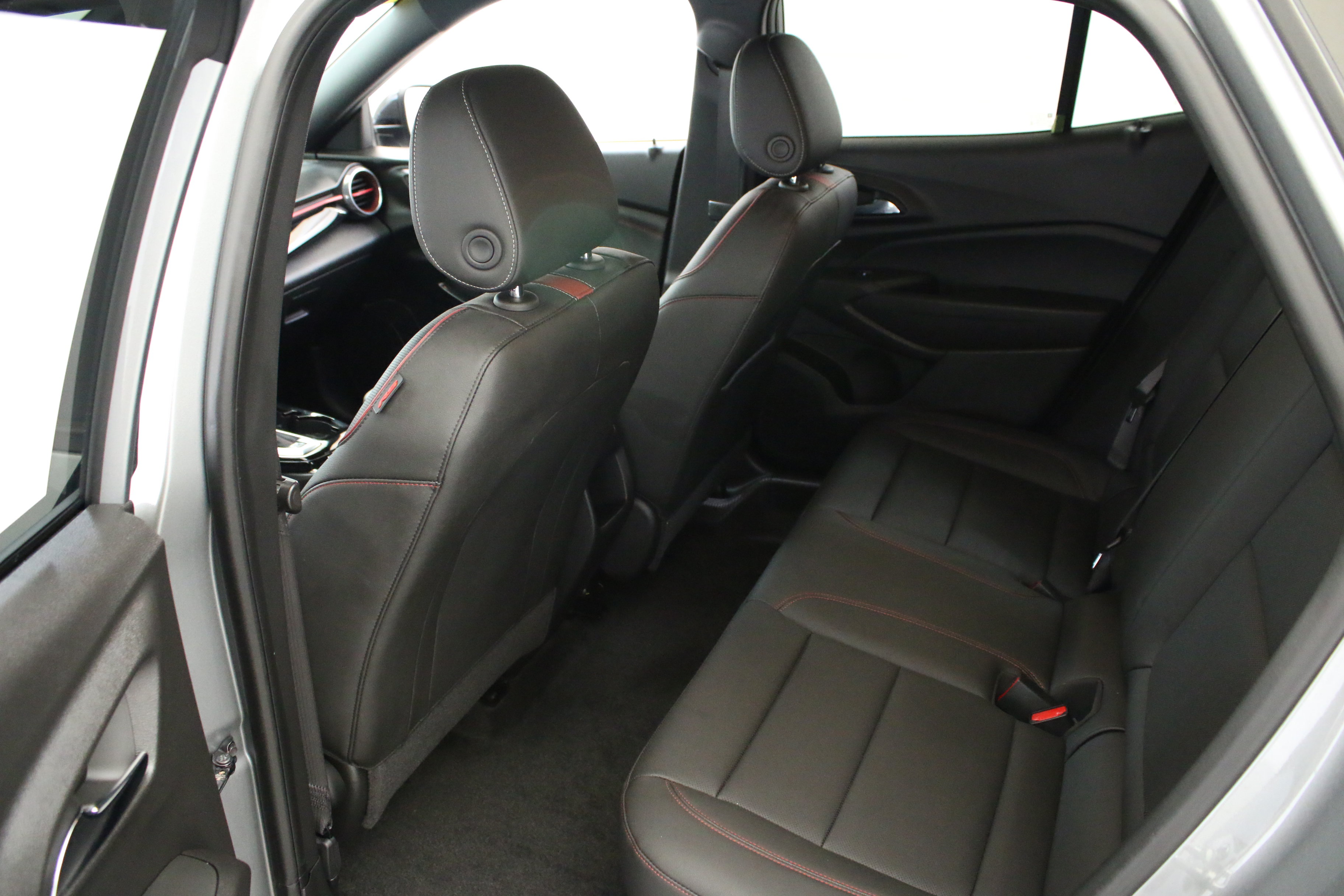 Used 2024 Chevrolet Trax RS w/ Sunroof Package FWD image 29