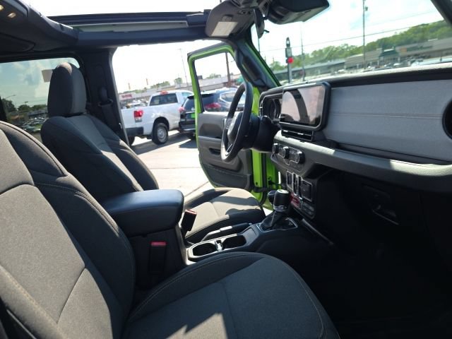 Used 2025 Jeep Wrangler Unlimited Sport AWD/4WD image 39