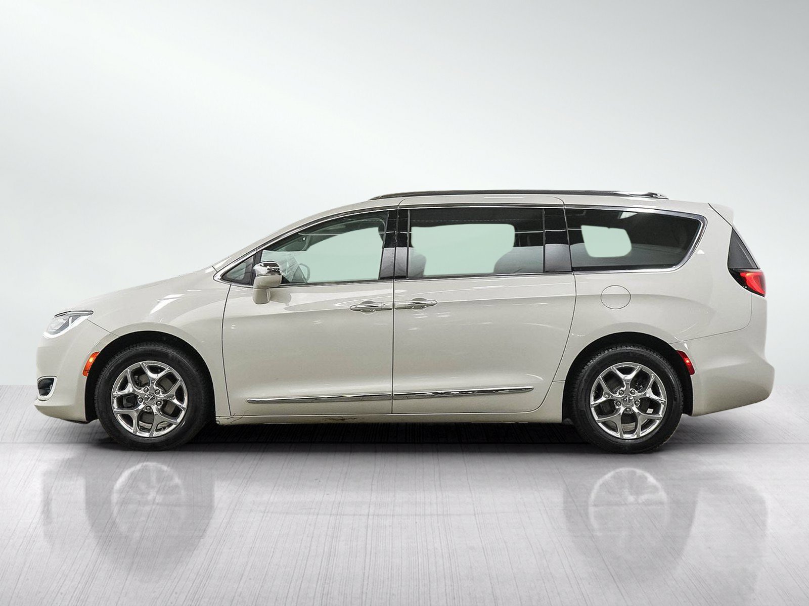 Used 2017 Chrysler Pacifica Limited w/ UConnect Theater Package FWD image 2