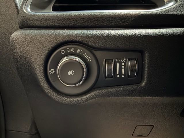 Used 2025 Chrysler Pacifica Limited image 42