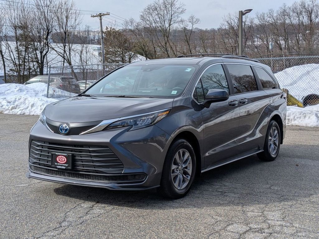 Used 2025 Toyota Sienna LE w/ LE Plus Package image 9