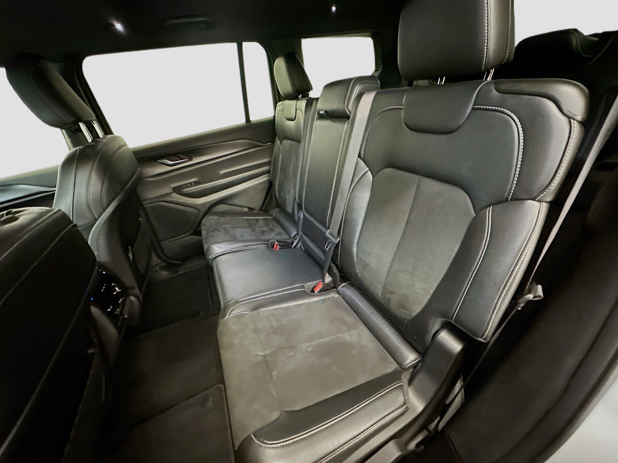 Used 2024 Jeep Grand Cherokee L Laredo image 28