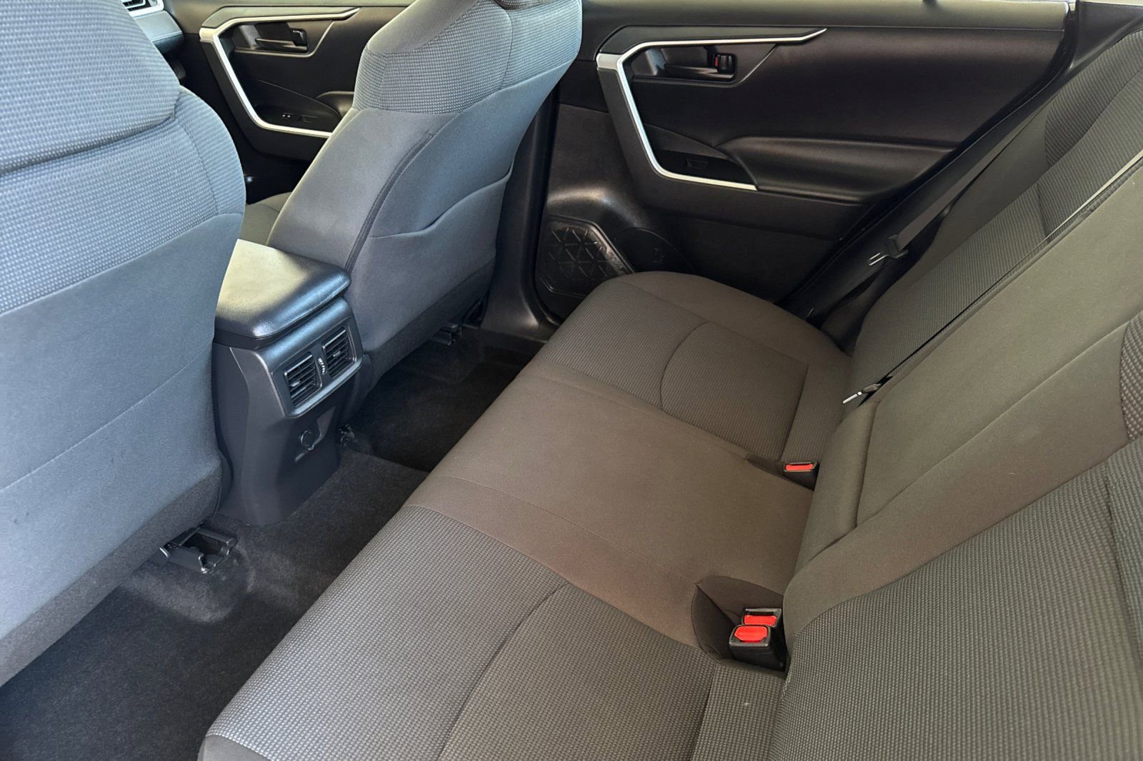 Used 2022 Toyota RAV4 LE image 12