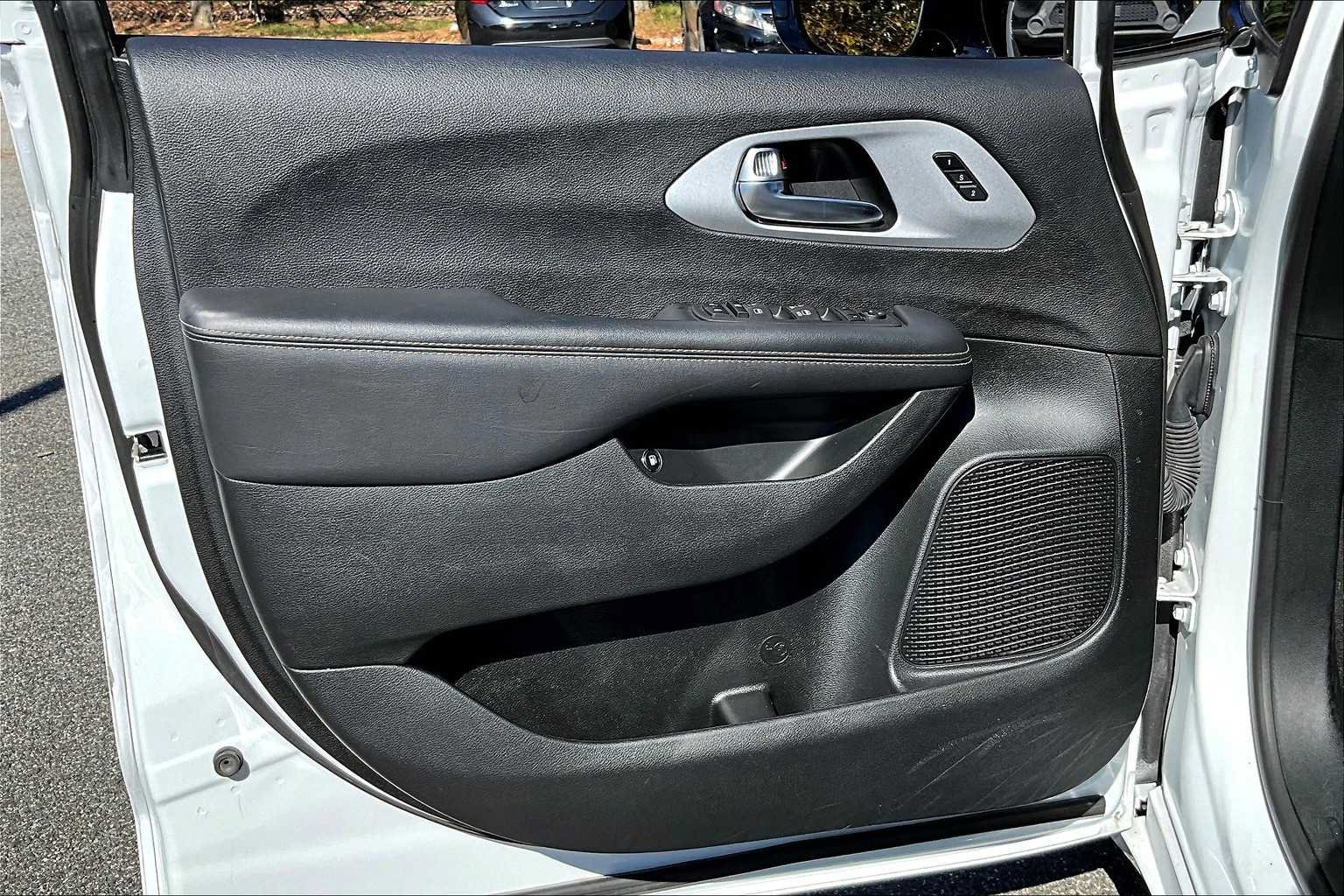 Used 2024 Chrysler Pacifica Limited FWD image 21