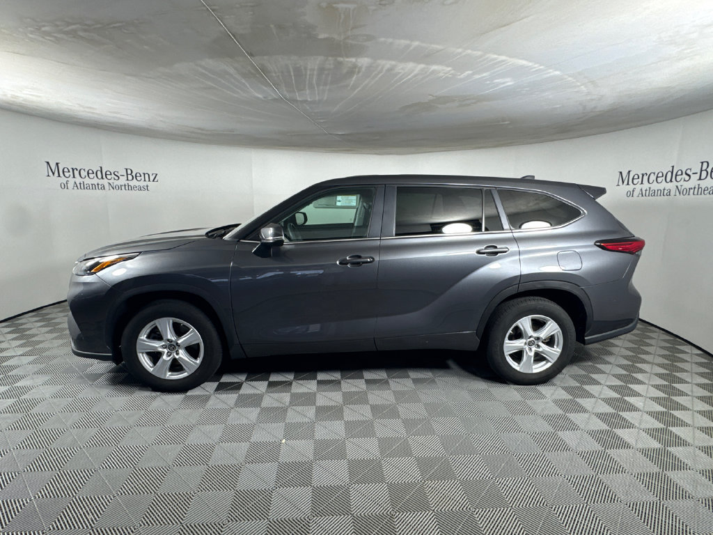 Used 2023 Toyota Highlander LE FWD image 4