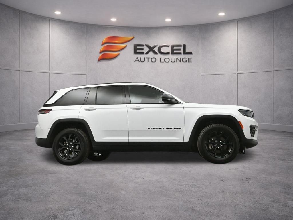 Used 2025 Jeep Grand Cherokee Altitude AWD/4WD image 46