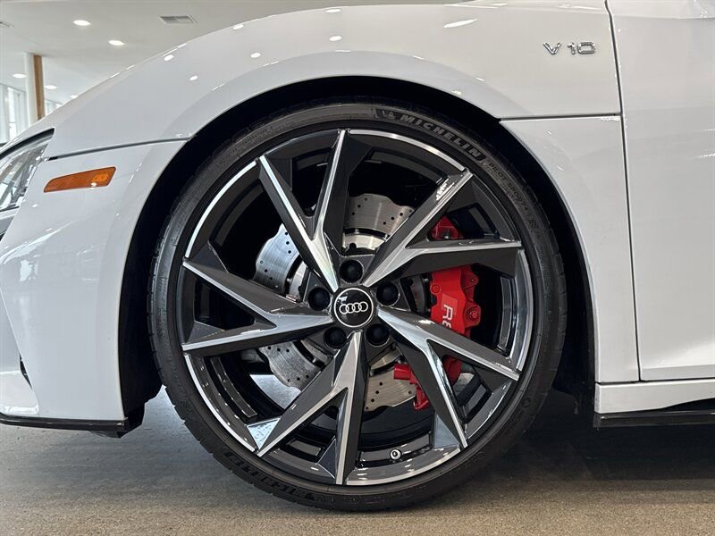 Used 2022 Audi R8 V10 w/ Premium Package image 33