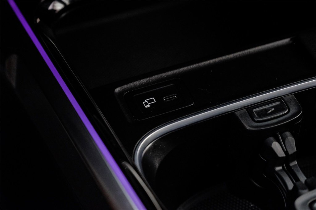 Used 2020 Mercedes-Benz GLB 250 w/ Premium Package image 28