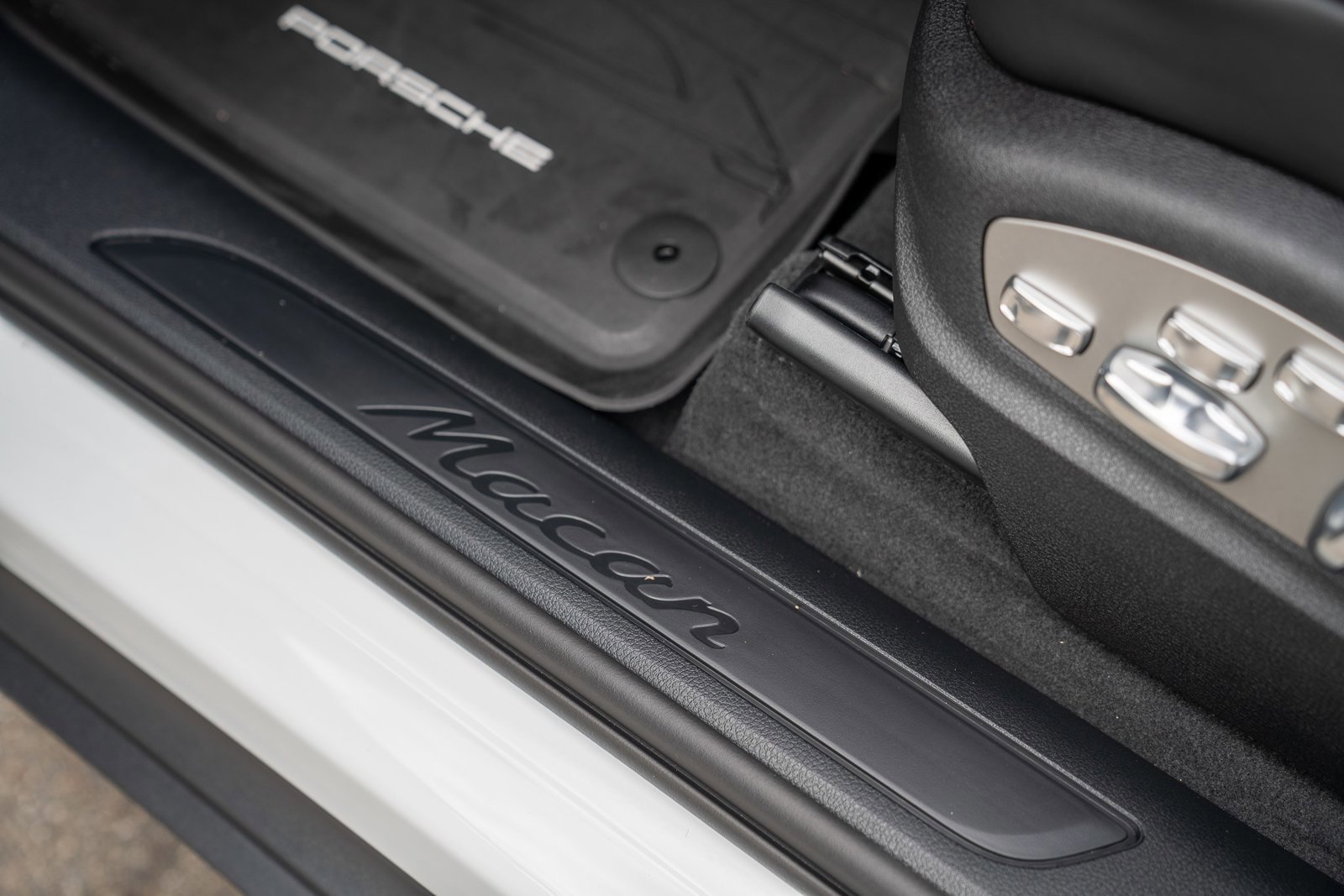 Certified 2025 Porsche Macan image 11