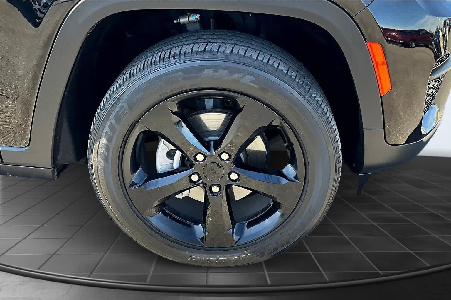 Used 2024 Jeep Grand Cherokee Altitude image 34