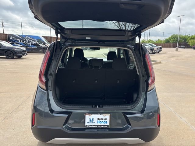 Used 2025 Kia Soul LX w/ LX Technology Package FWD image 16