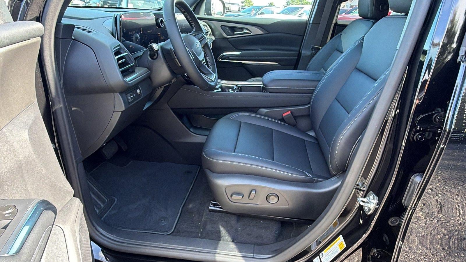 New 2027 Chevrolet Traverse LT w/ Sun and Wheel Package FWD image 17
