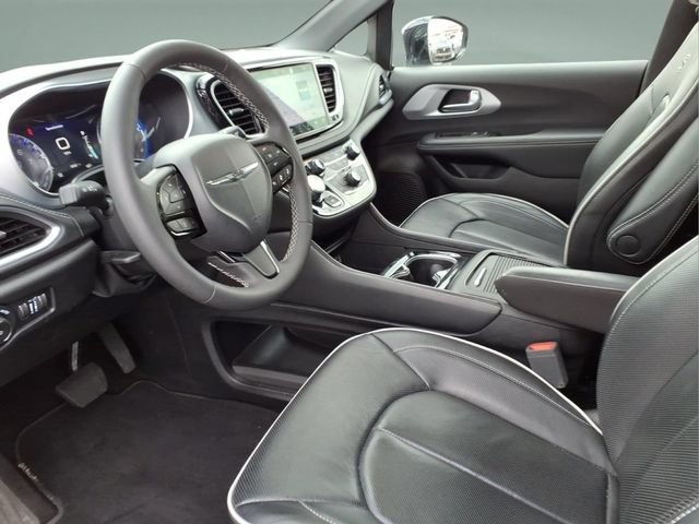 Used 2025 Chrysler Pacifica Limited FWD image 14