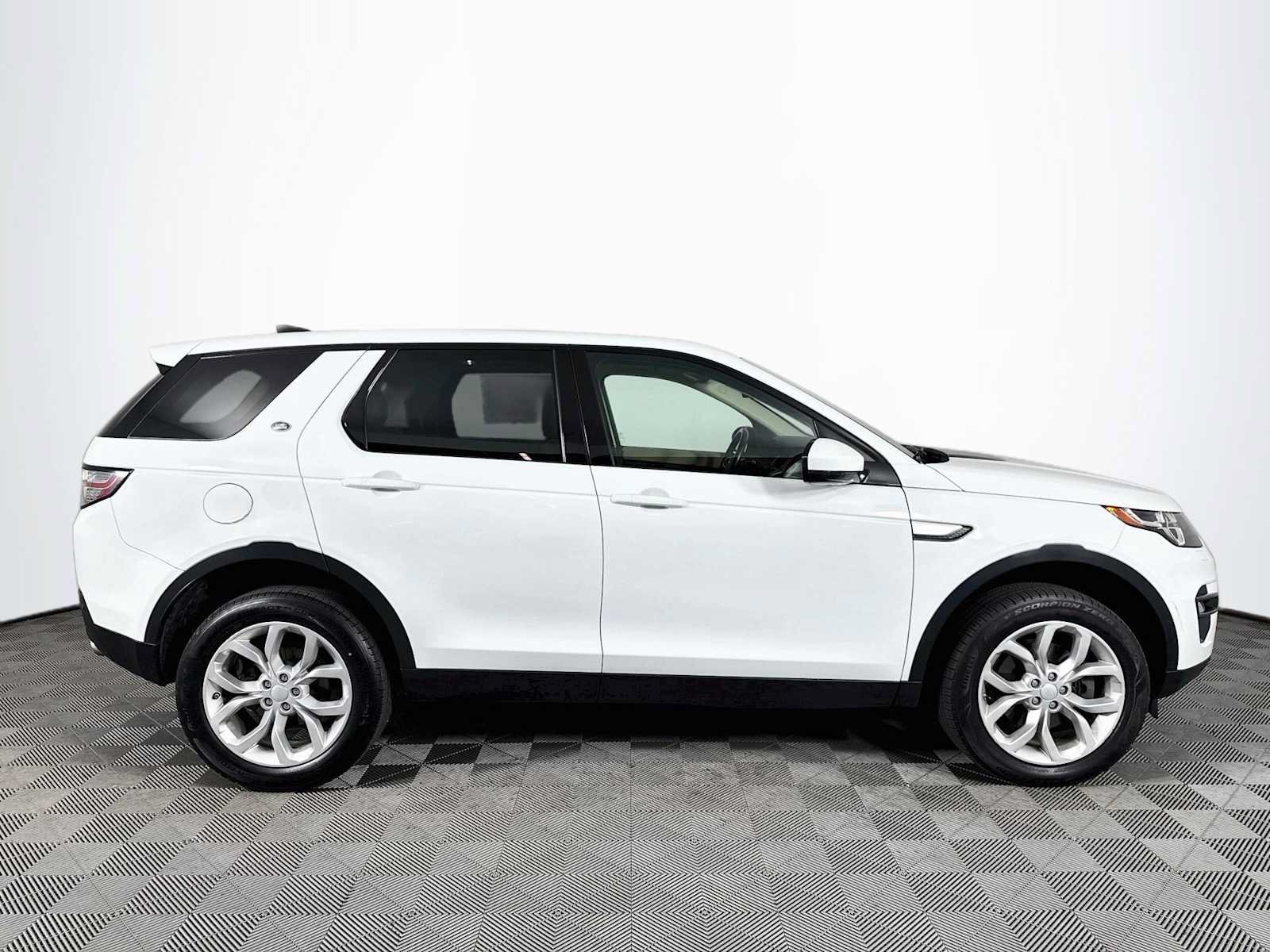 Used 2018 Land Rover Discovery Sport HSE AWD/4WD image 4