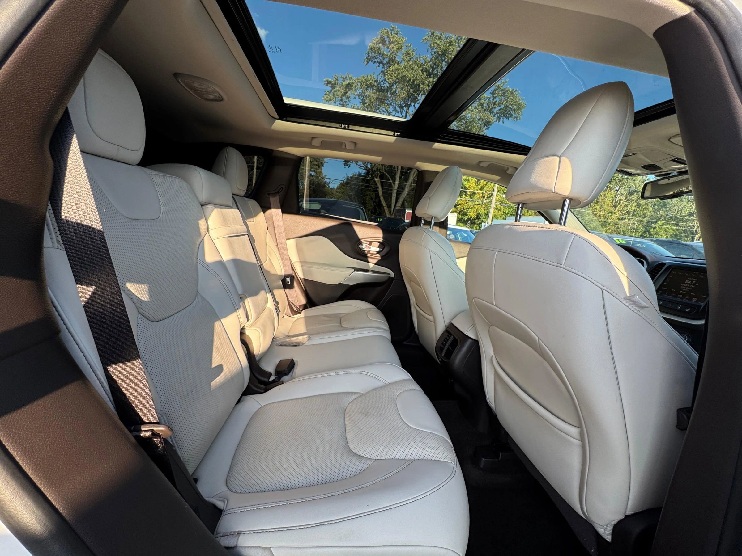 Used 2017 Jeep Cherokee Overland w/ Technology Group image 12