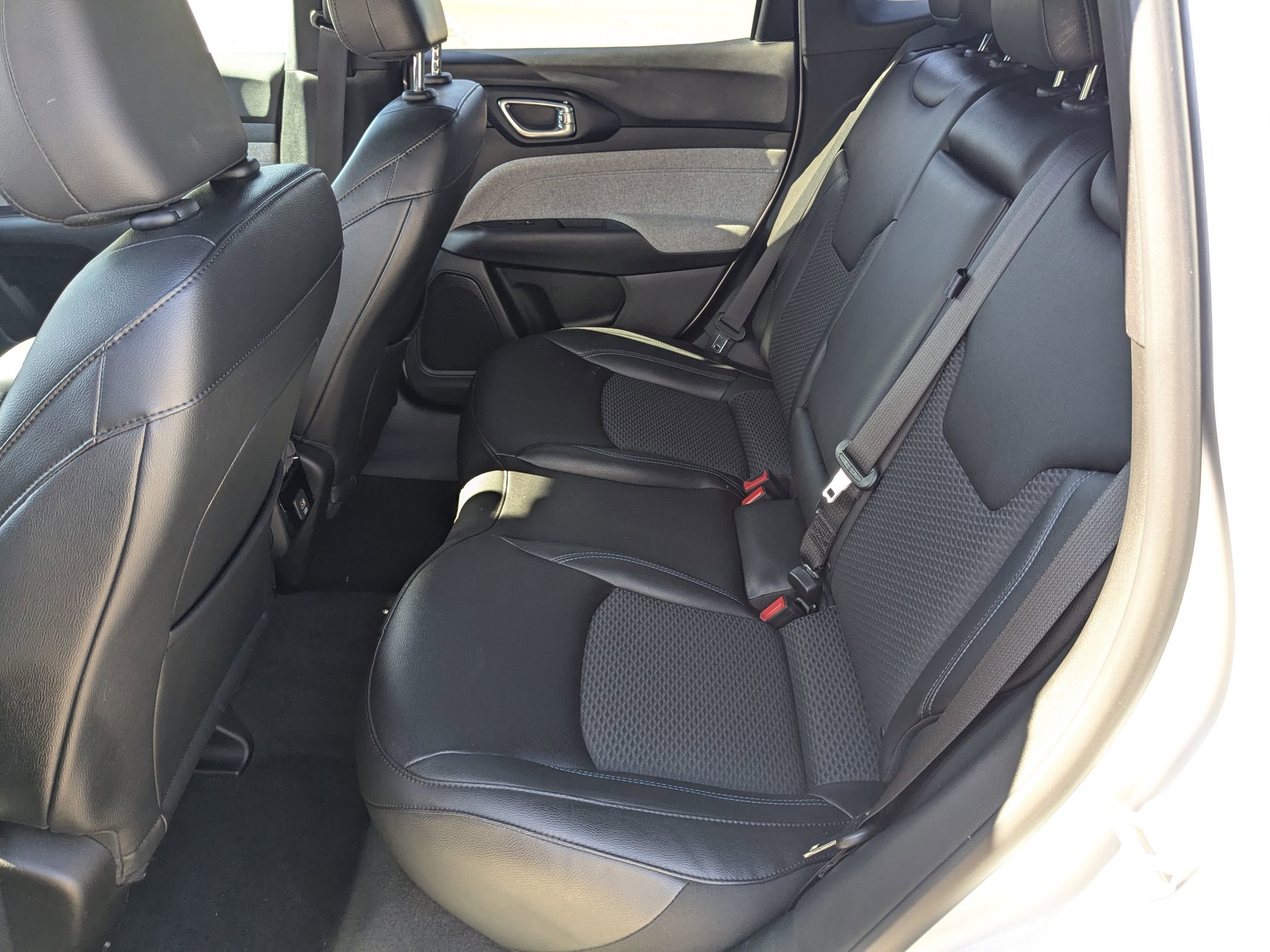 Used 2025 Jeep Compass Latitude image 28